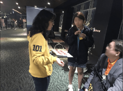 在101觀景台進行游擊式訪談