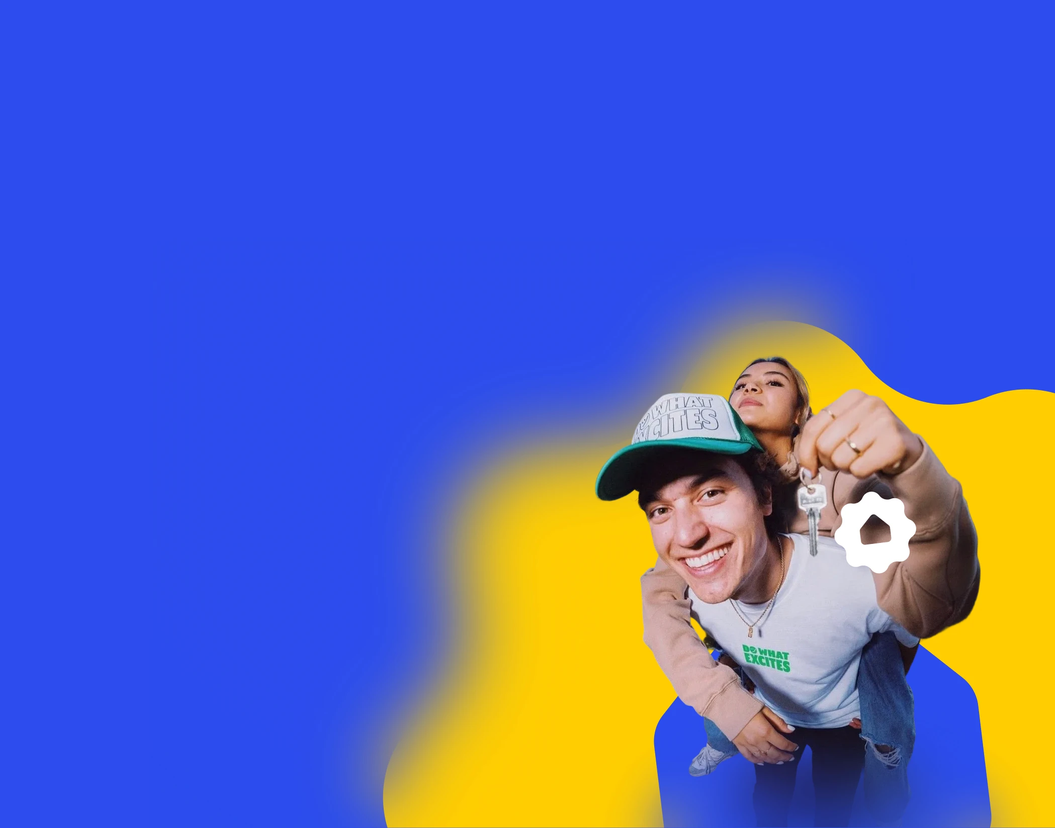 Jovem casal segurando chaves de uma apartamento