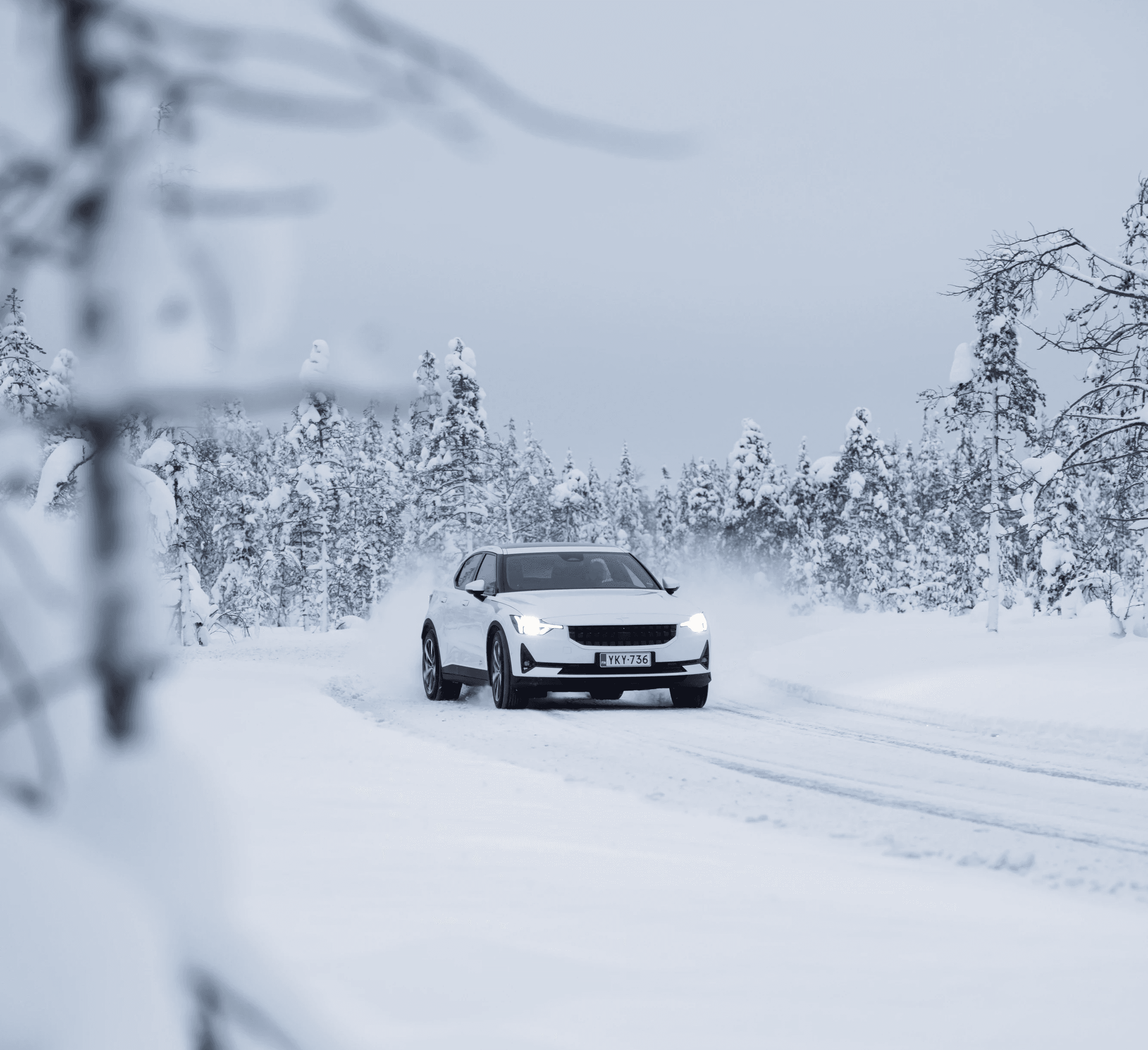Polestar 2 avec climate pack sur une route enneigée en hiver