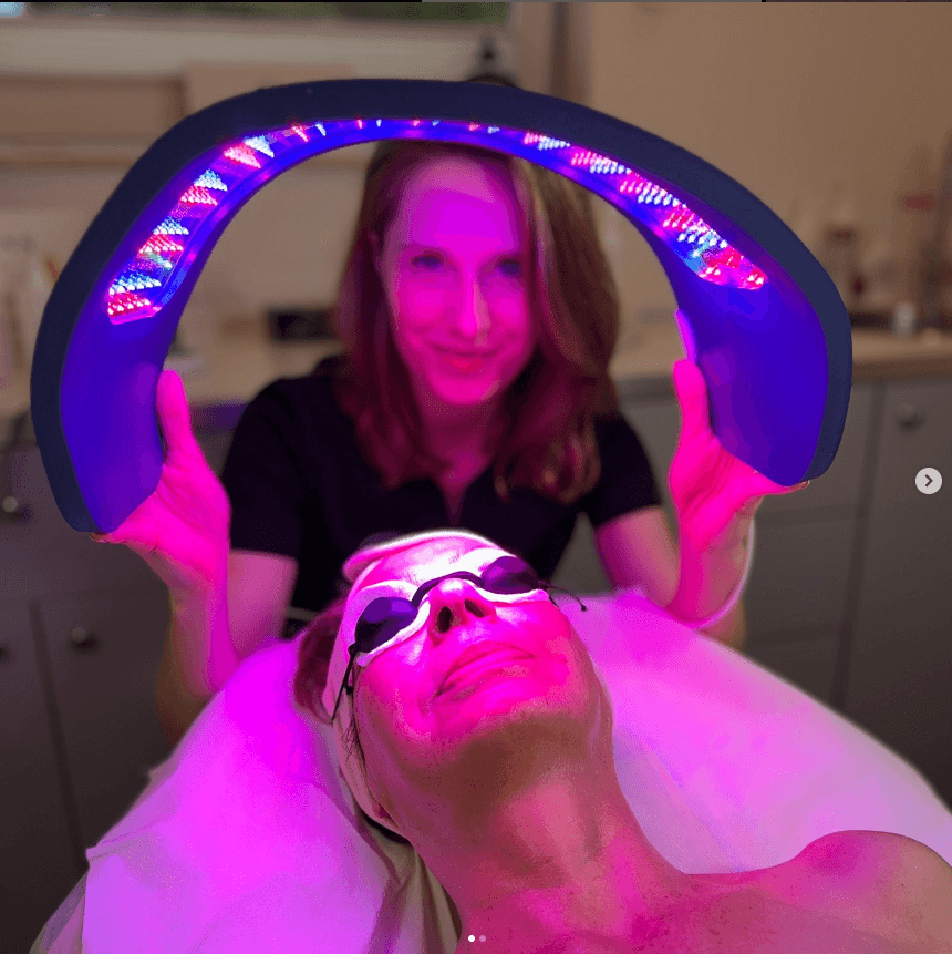 Specjalistka w trakcie wykonywania terapii fotodynamicznej w Stiudo Olala w Kozienicach.