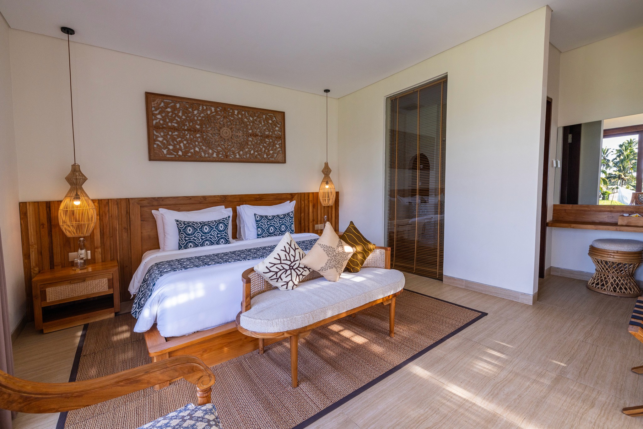 Geräumiges Schlafzimmer mit balinesischer Inneneinrichtung – Hochwertige Hotelfotografie aus den Khastana Hadi Luxury Villas, Bali
