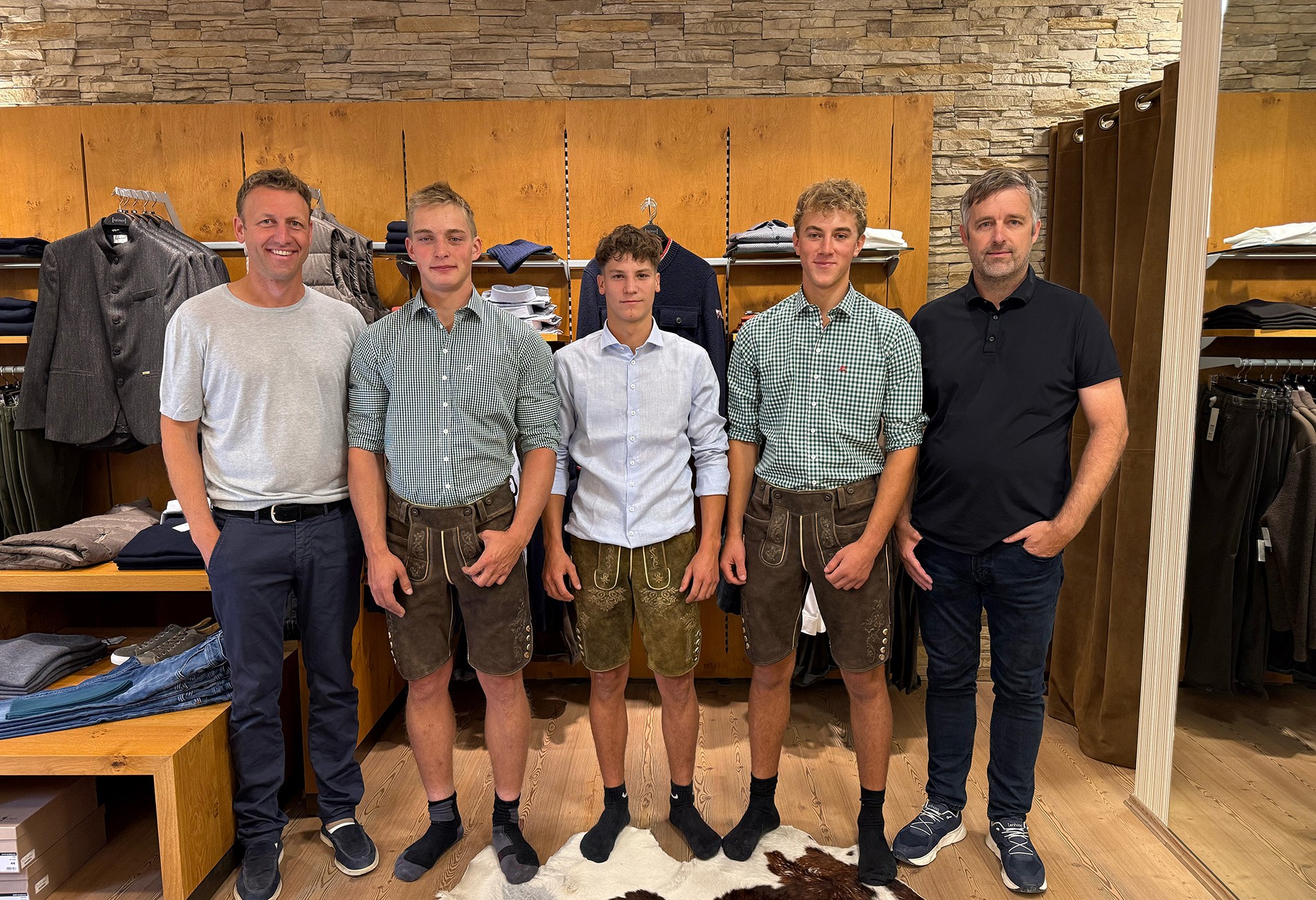 Traditionelles Lederhosen-Shopping zum Lehrabschluss