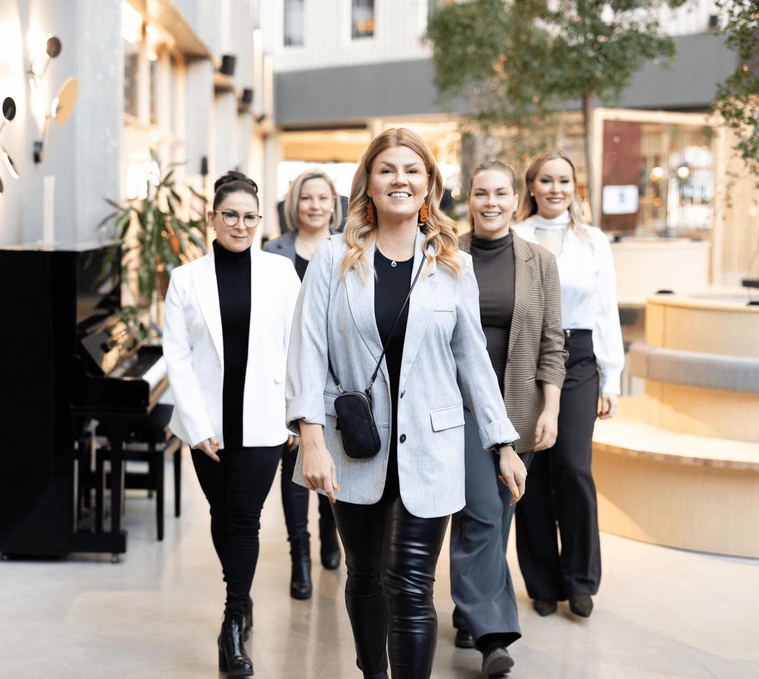 Livepresentaatio modernista B2B-myynnistä; diat korostavat social sellingiä ja myyntiputken vaiheita yleisölle.