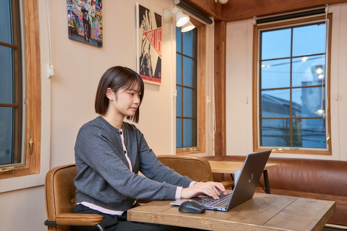 業務中のマーケティング部の斎藤