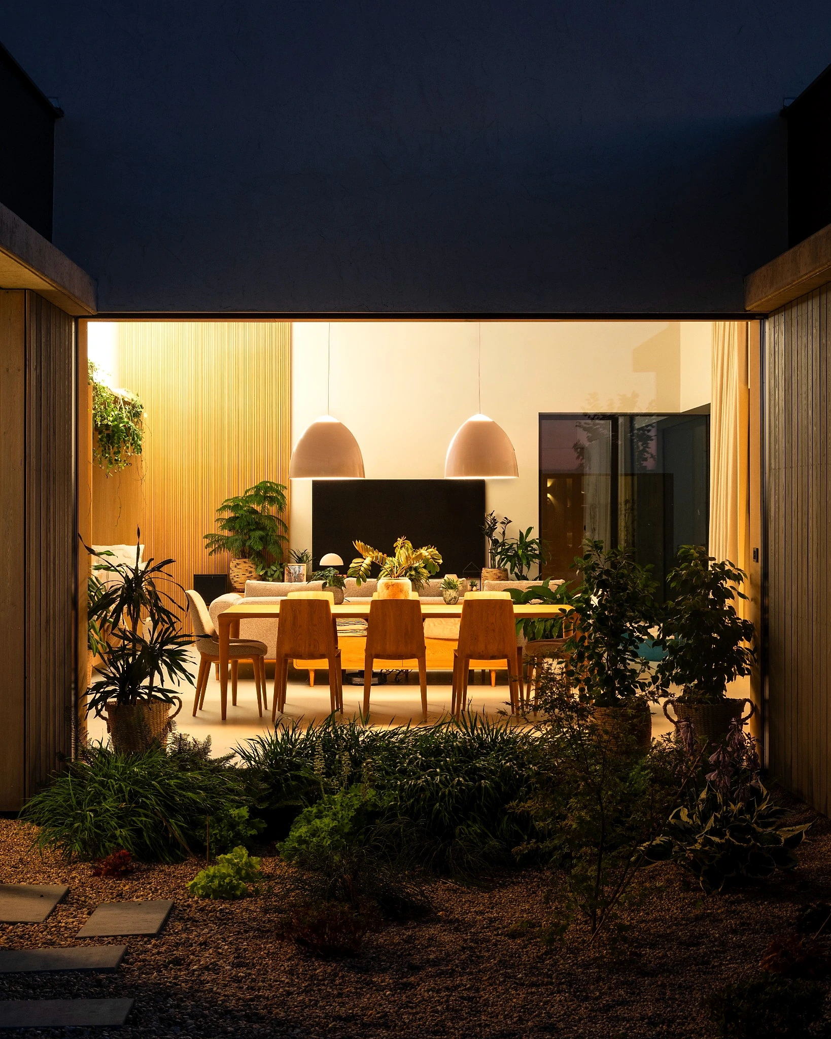 Large-format glazing of the living space of a family house