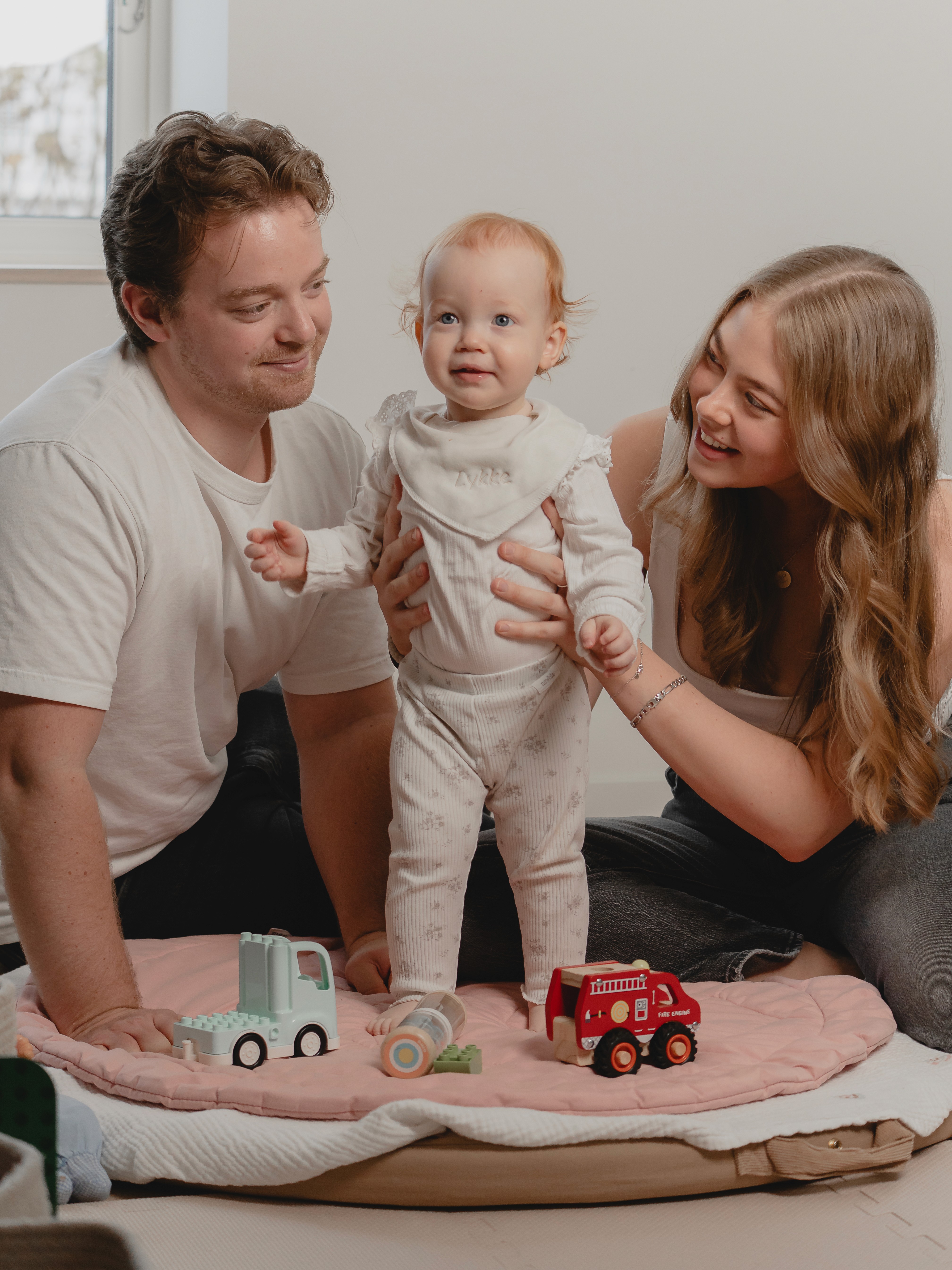 Hjemmefoto familieportretter i Stavanger med fokus på ekte øyeblikk
