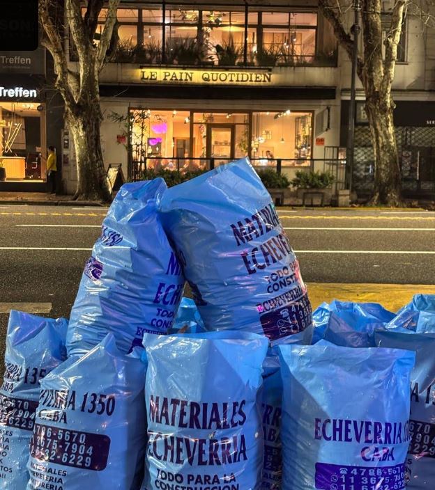 Bolsas de materiales de Materiales Echeverría listas para despacho