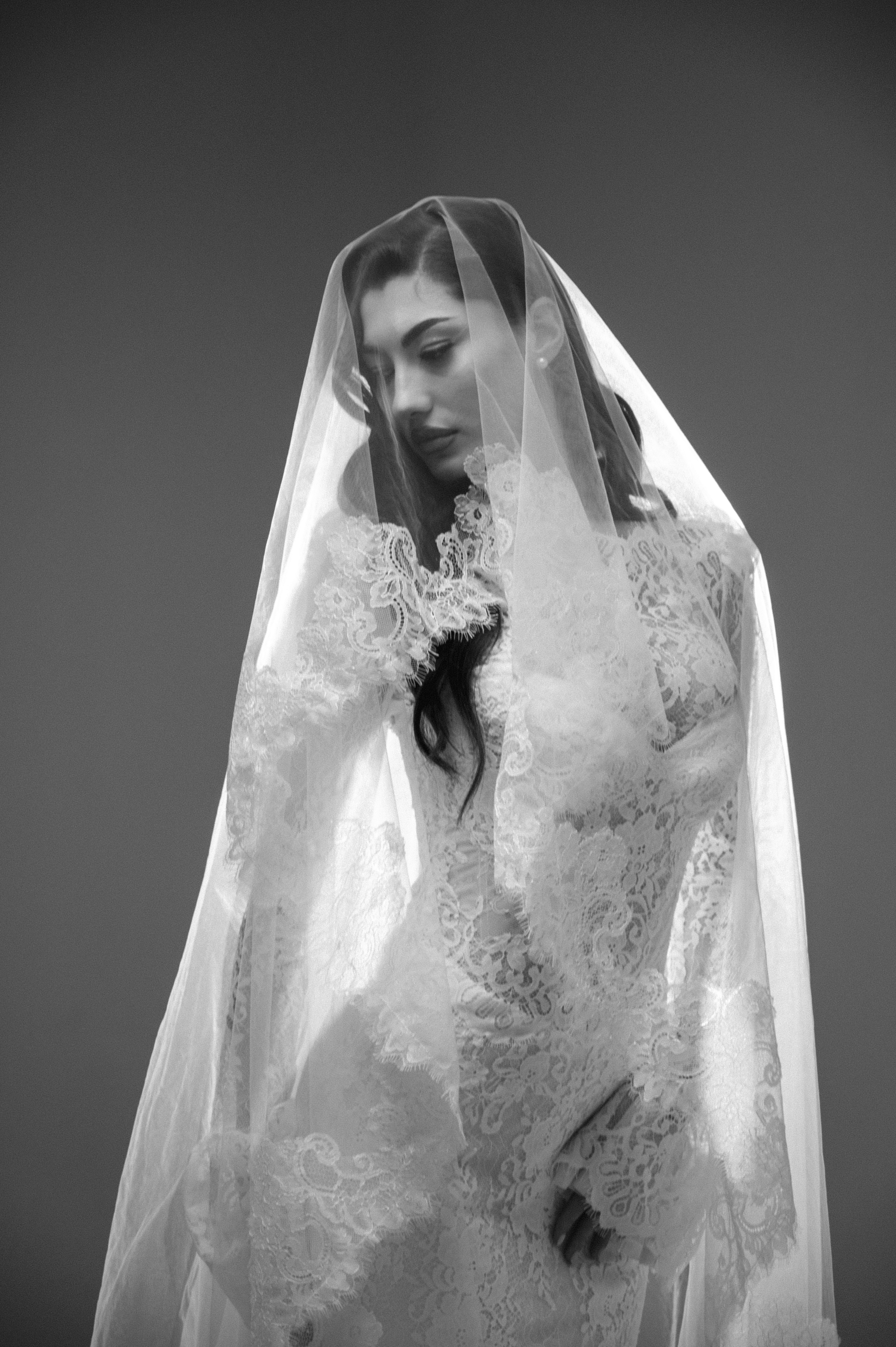 Portret alb-negru de mireasă cu voal și flori, ședință foto de nuntă în București