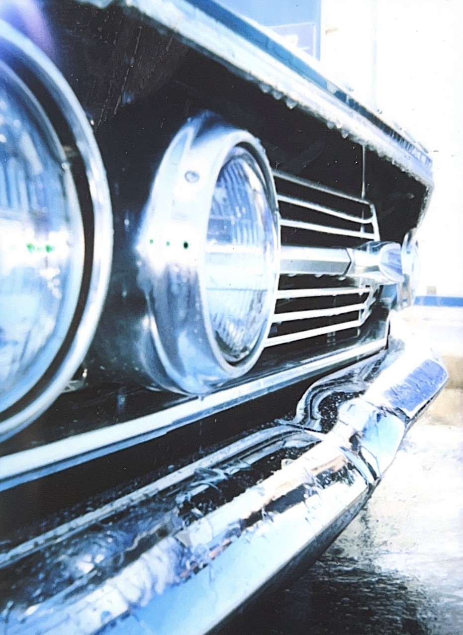 Svartvit bild på en BMW i solnedgång