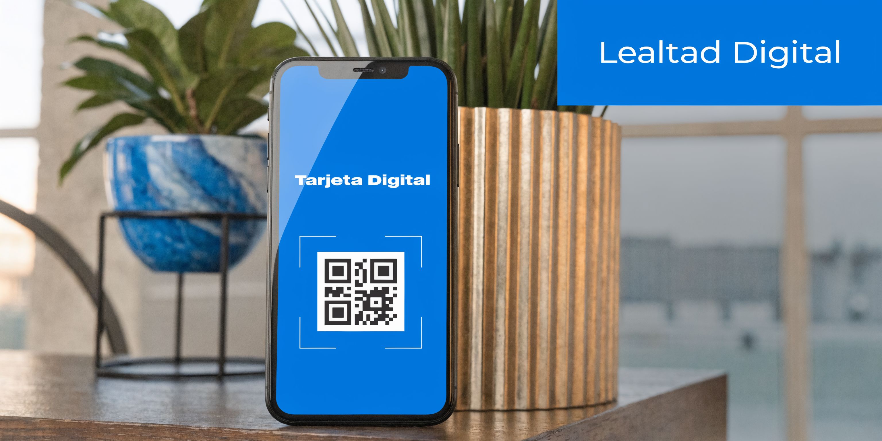 Teléfono inteligente mostrando una tarjeta digital con código QR para lealtad sobre una mesa de madera.
