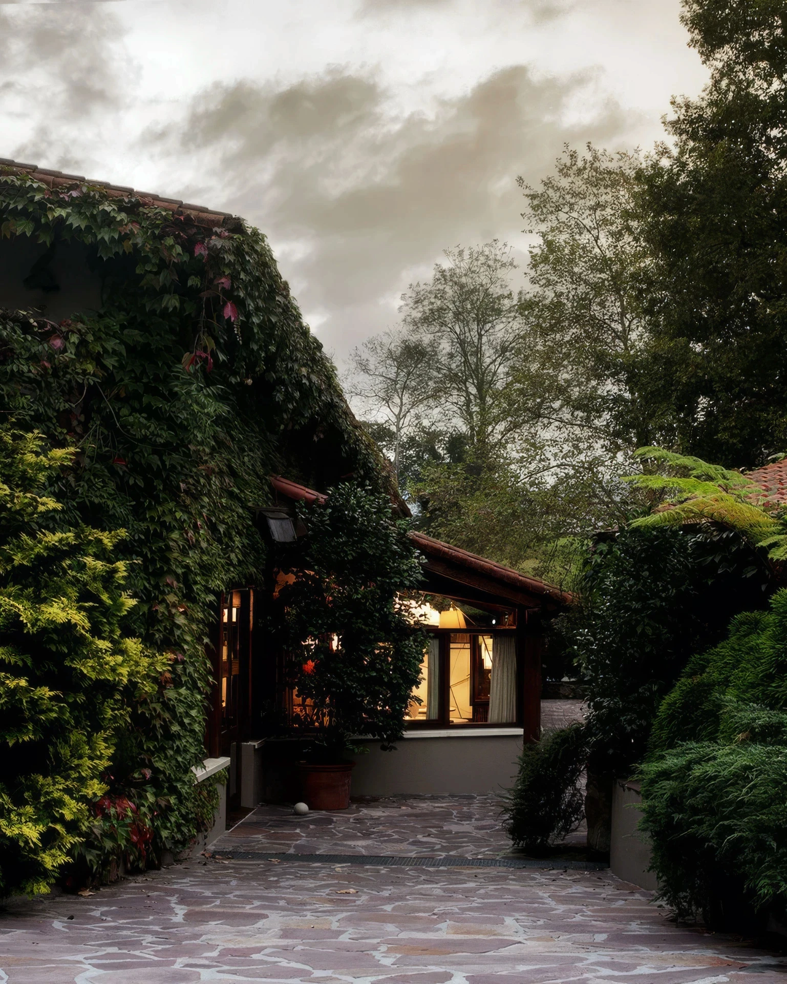 Entrada de Mugaritz entre vegetación, Errenteria, Gipuzkoa