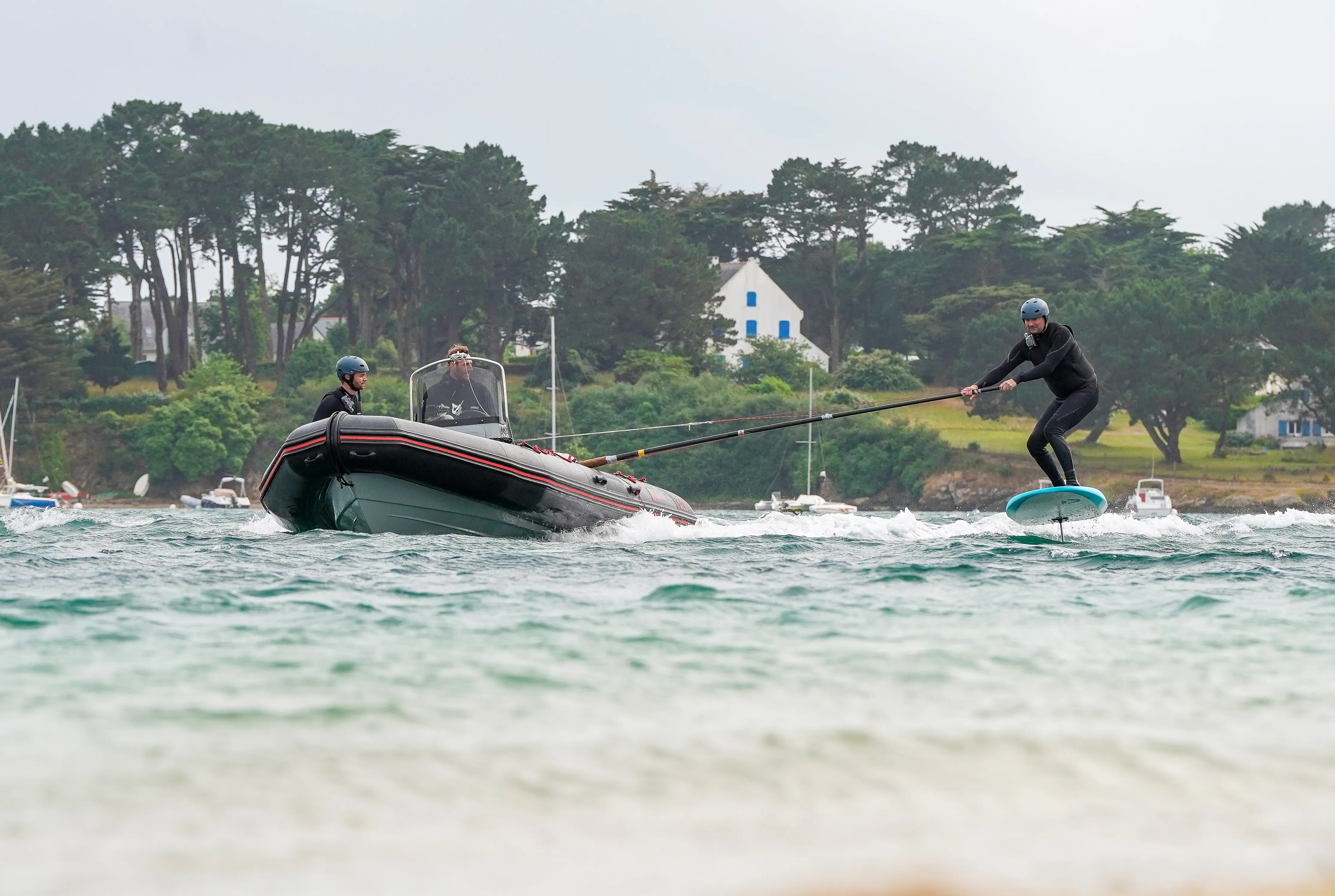 Un élève fait du foil tracté avec le moniteur à ses côtés