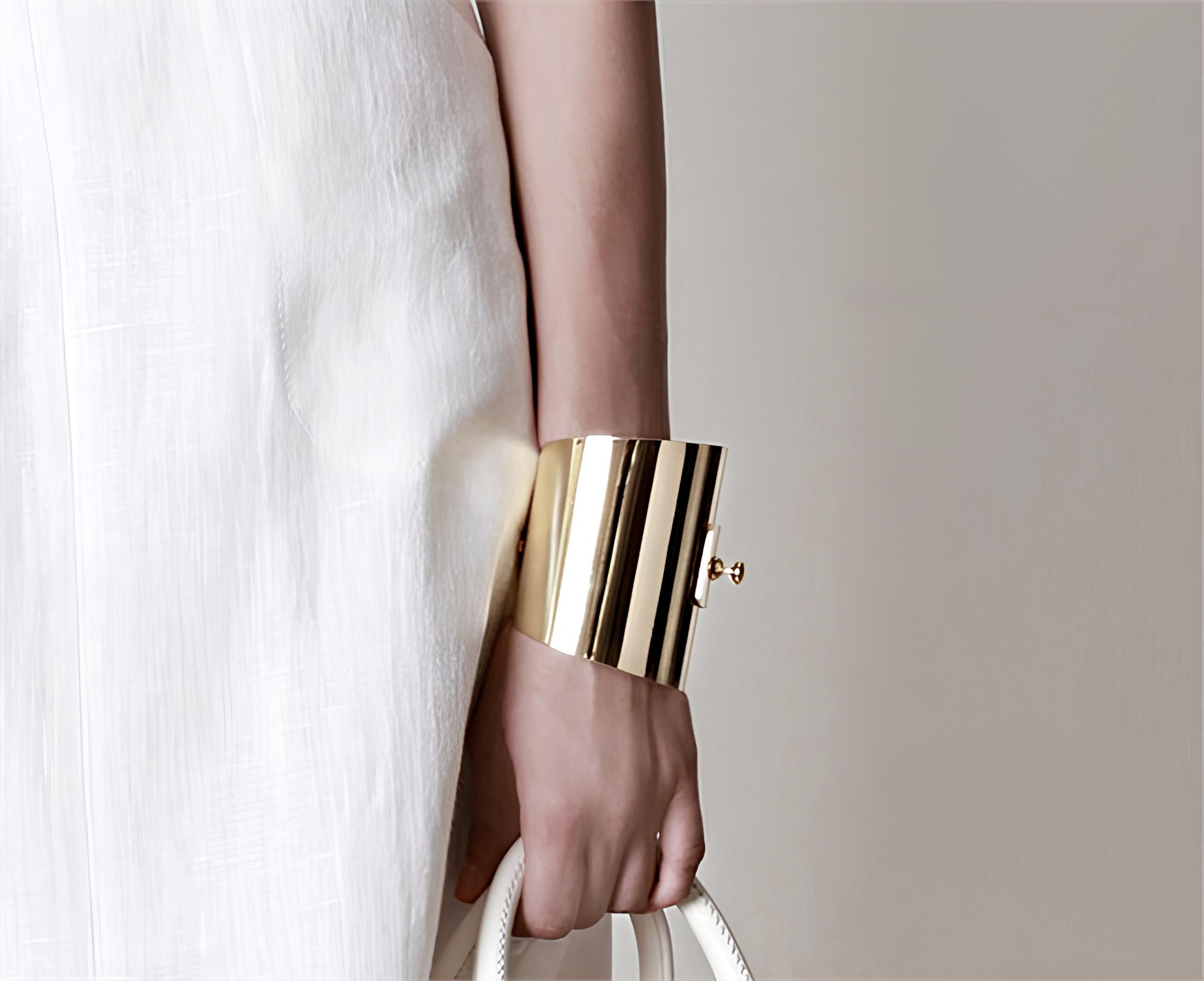 Women holding white bag - Fashion Accessories - Jewelry - Shoes Design - Savart Agency