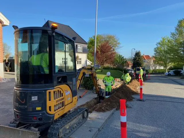 minigraver på siden af vejen