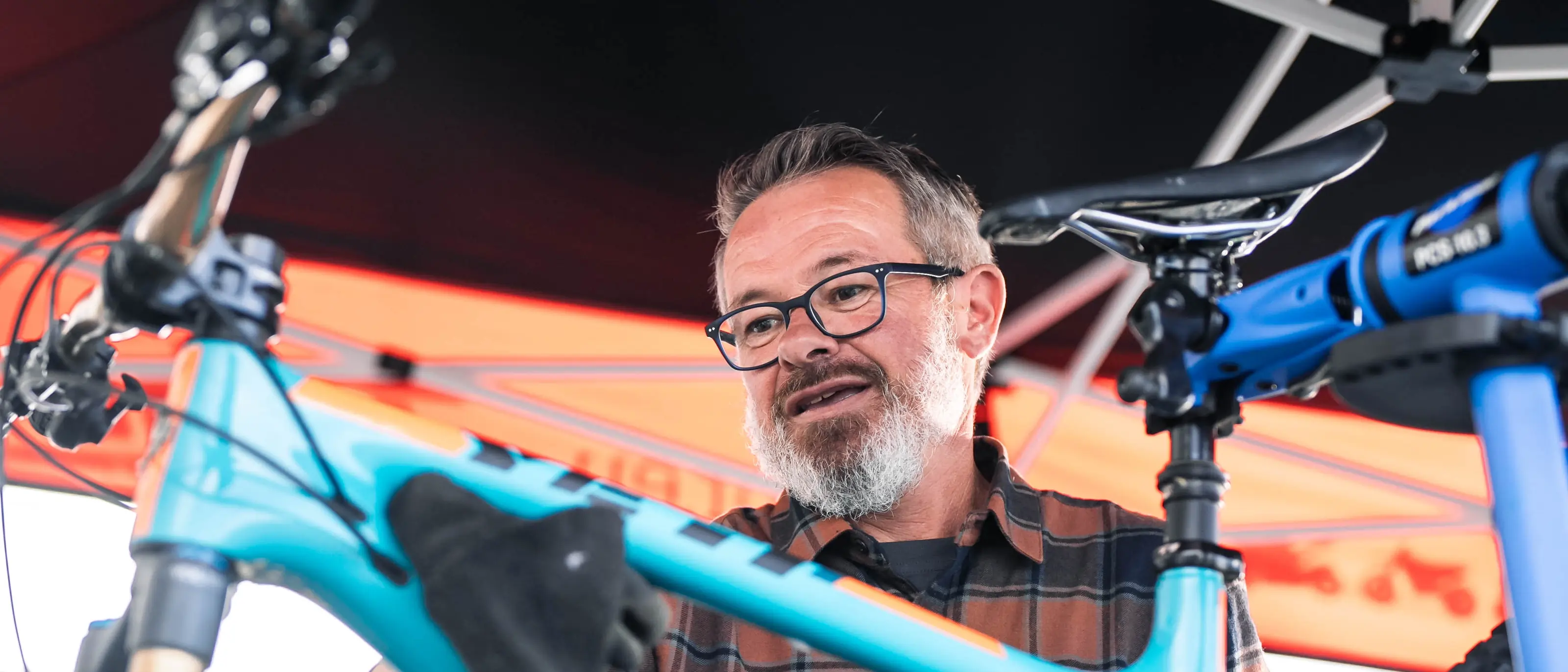 Mécanicien vélo effectuant une révision complète sur un marché du Calvados