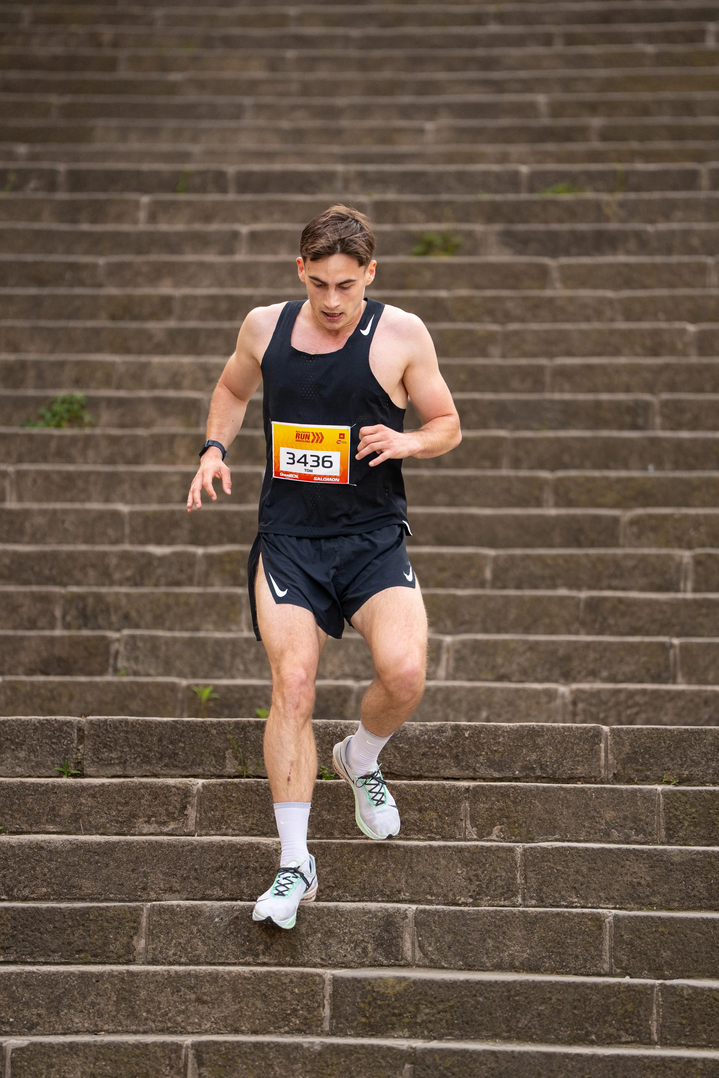 Salomon Run Barcelona escaleras 2026, carrera popular Barcelona, fotografía running Montjuïc, trail urbano Barcelona abril 2026, Nolan Pardo