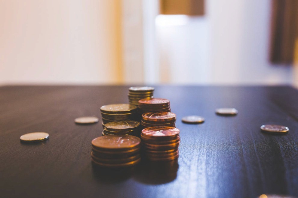 Monedas apiladas sobre una mesa, asociadas a tipos de fondos mutuos en Chile