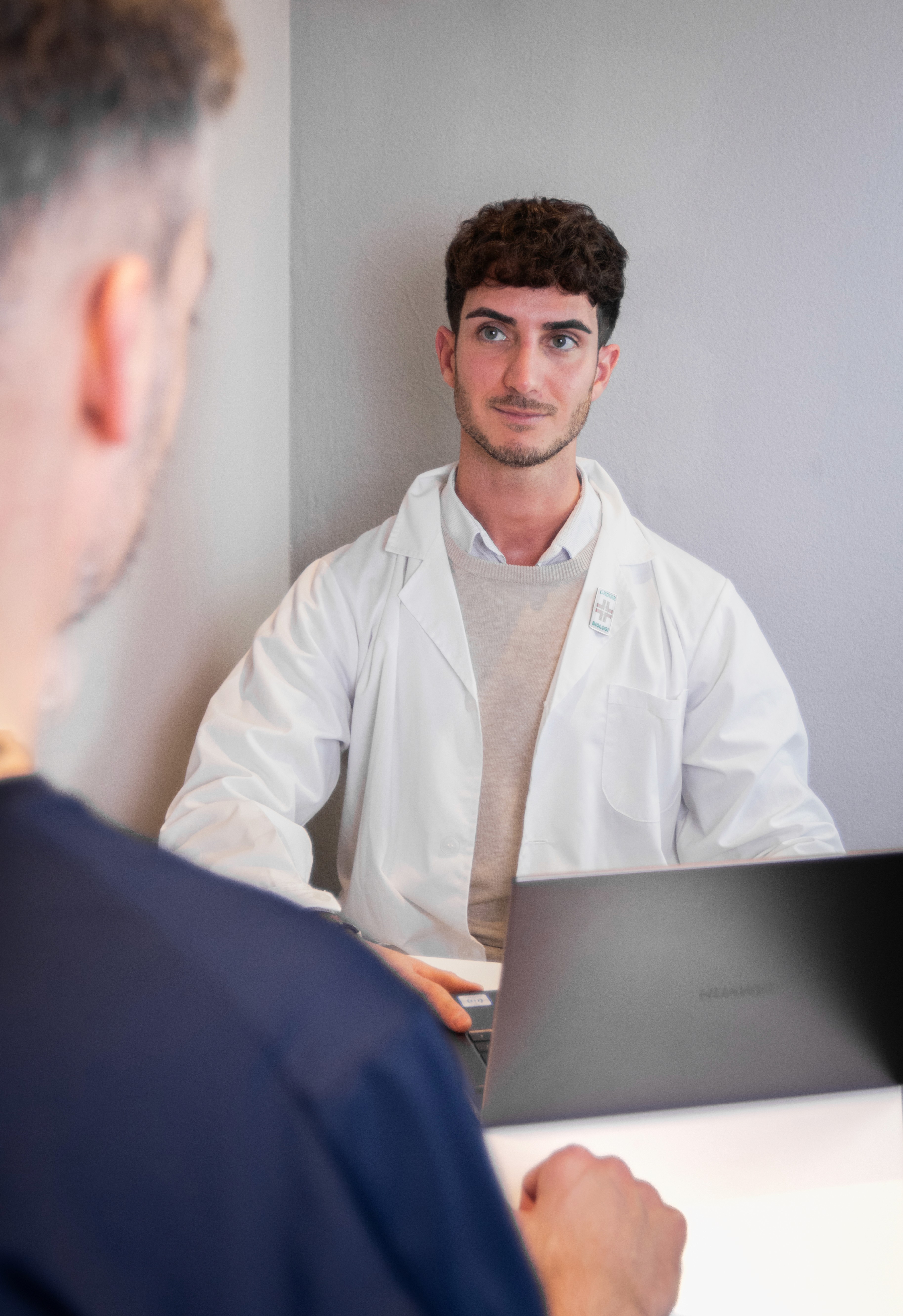 Alessandro Di Cianni durante una consulenza nutrizionale con un cliente