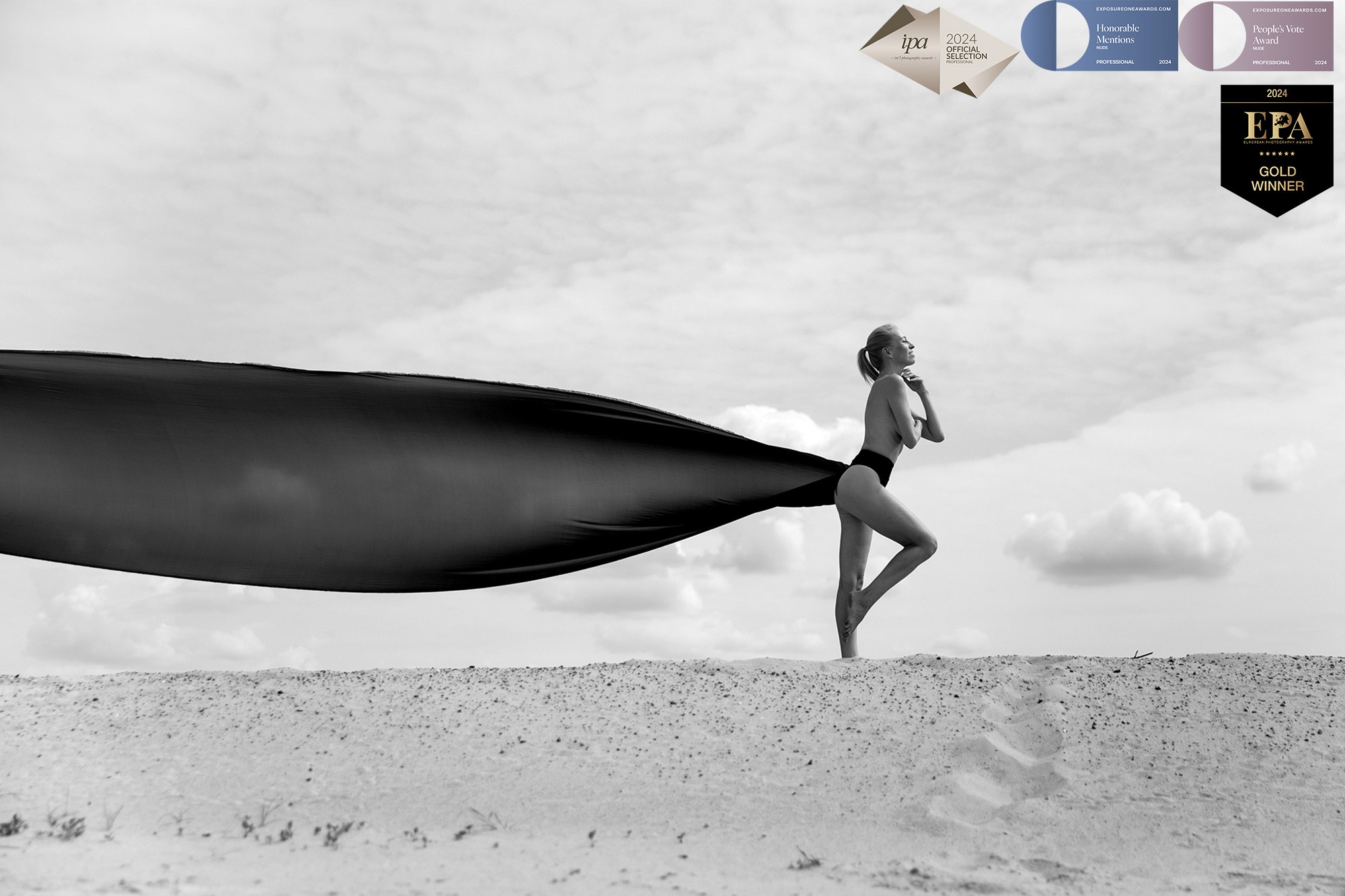 Agnieszka Czyzkowska fine art photography Warsaw woman silhouette on beach wide landscape black and white bulet