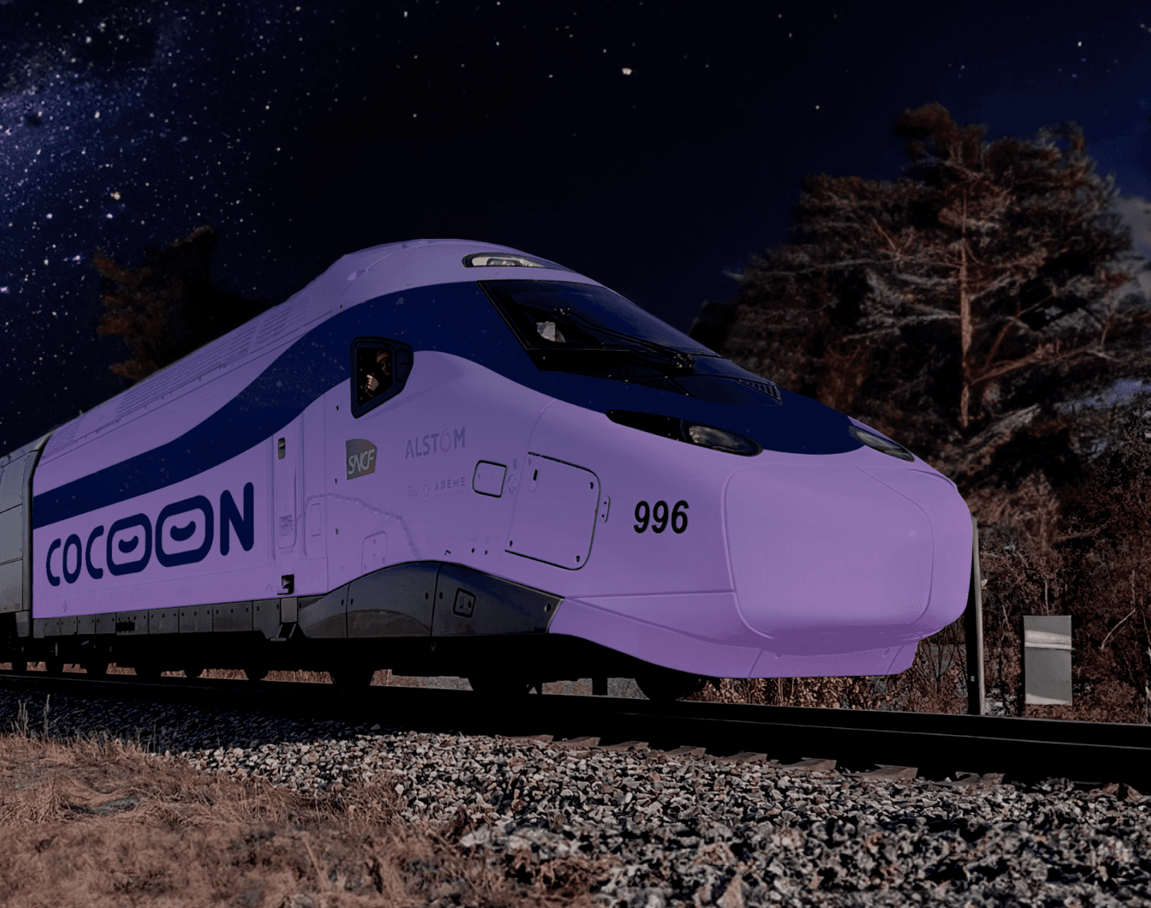 Visuel du train COCOON de la SNCF avec design violet futuriste, circulant de nuit sous un ciel étoilé.