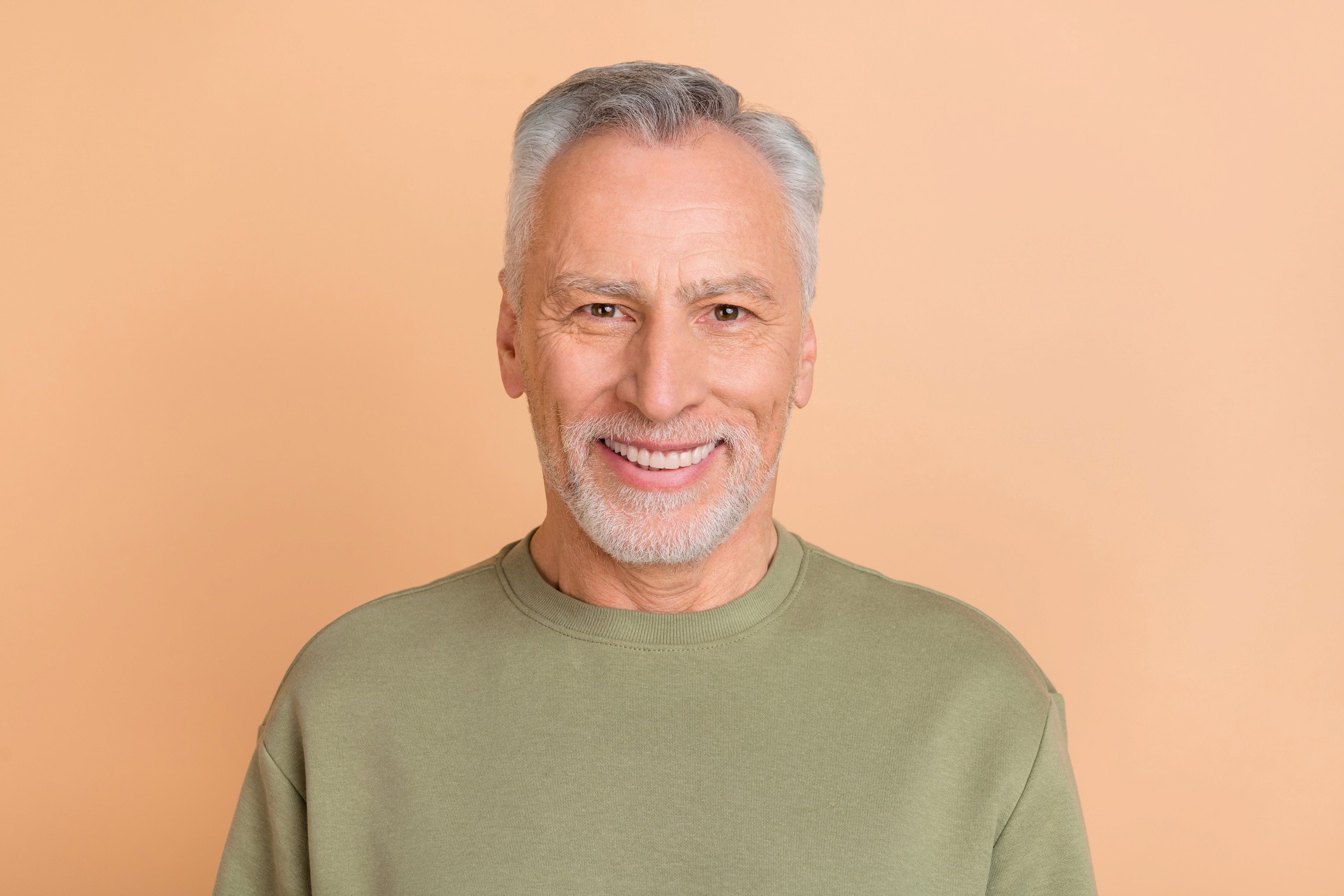 nfinity pool blending into the ocean view, minimalist sun loungers in soft neutral fabric, curved architecture