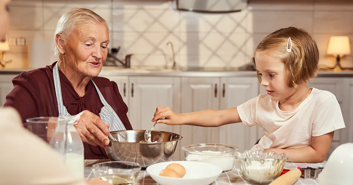 Illustrasjonsbilde av en eldre dame som har blitt helbredet for sår på hendene.