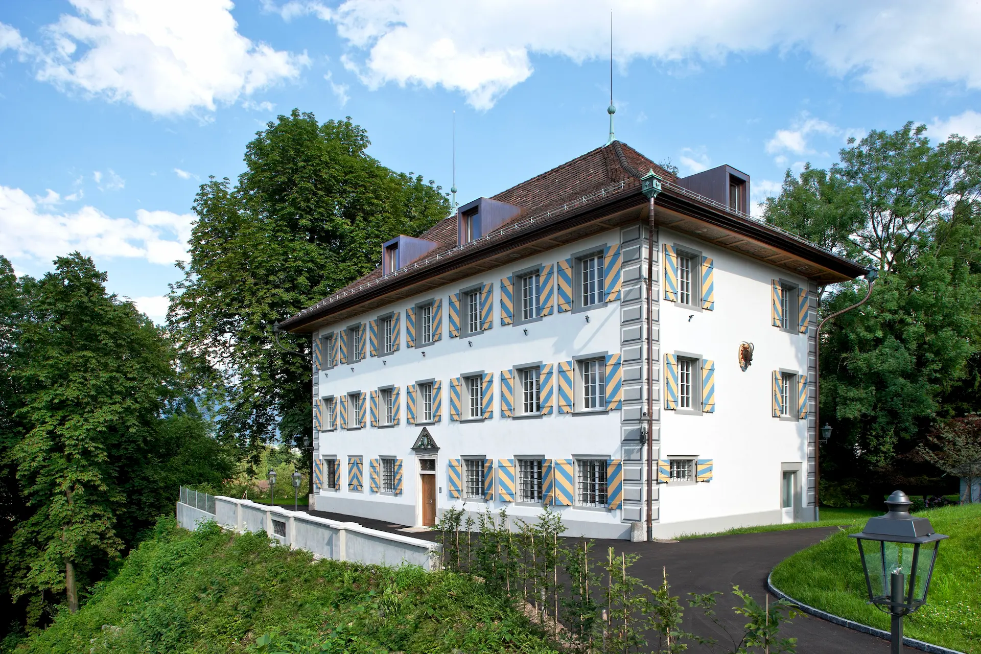 Historische Luxusliegenschaft umgeben von Bäumen in Luzern