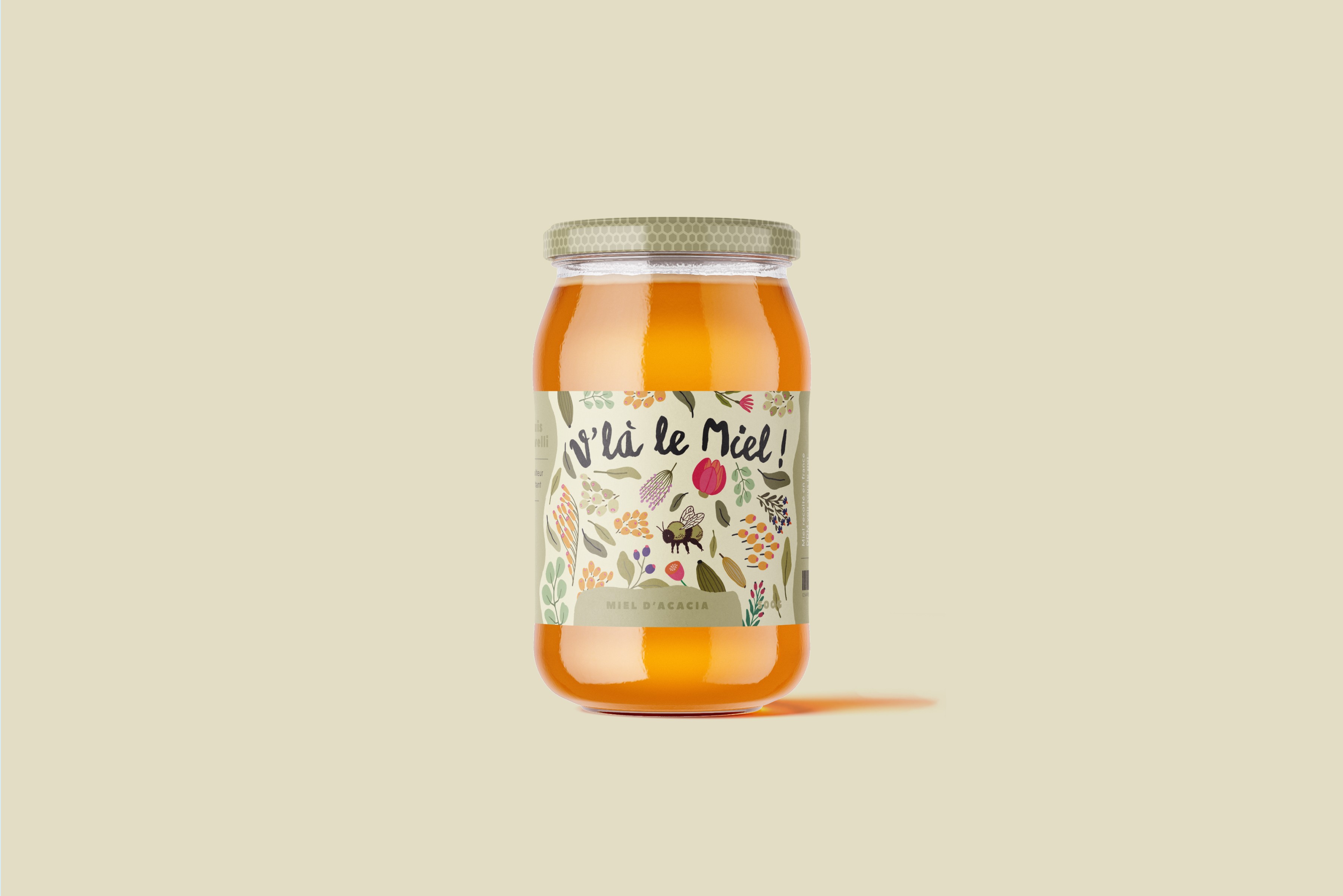 Cartes de visite minimalistes arcadie posées près d’un bois flotté, papeterie élégante pour studio de yoga et bien-être.