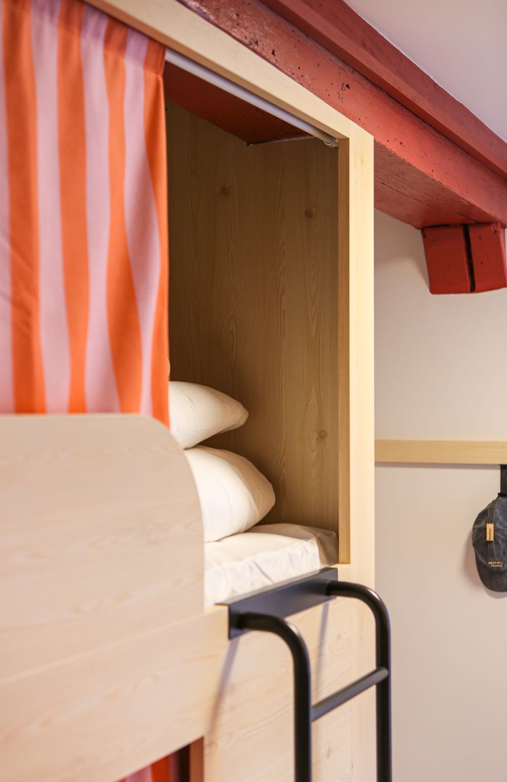 4 personne dans une chambre d'auberge