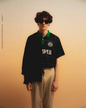 Dans le lookbook de la marque Danoise Another Aspect, le mannequin porte un costume gris et une chemise blanche