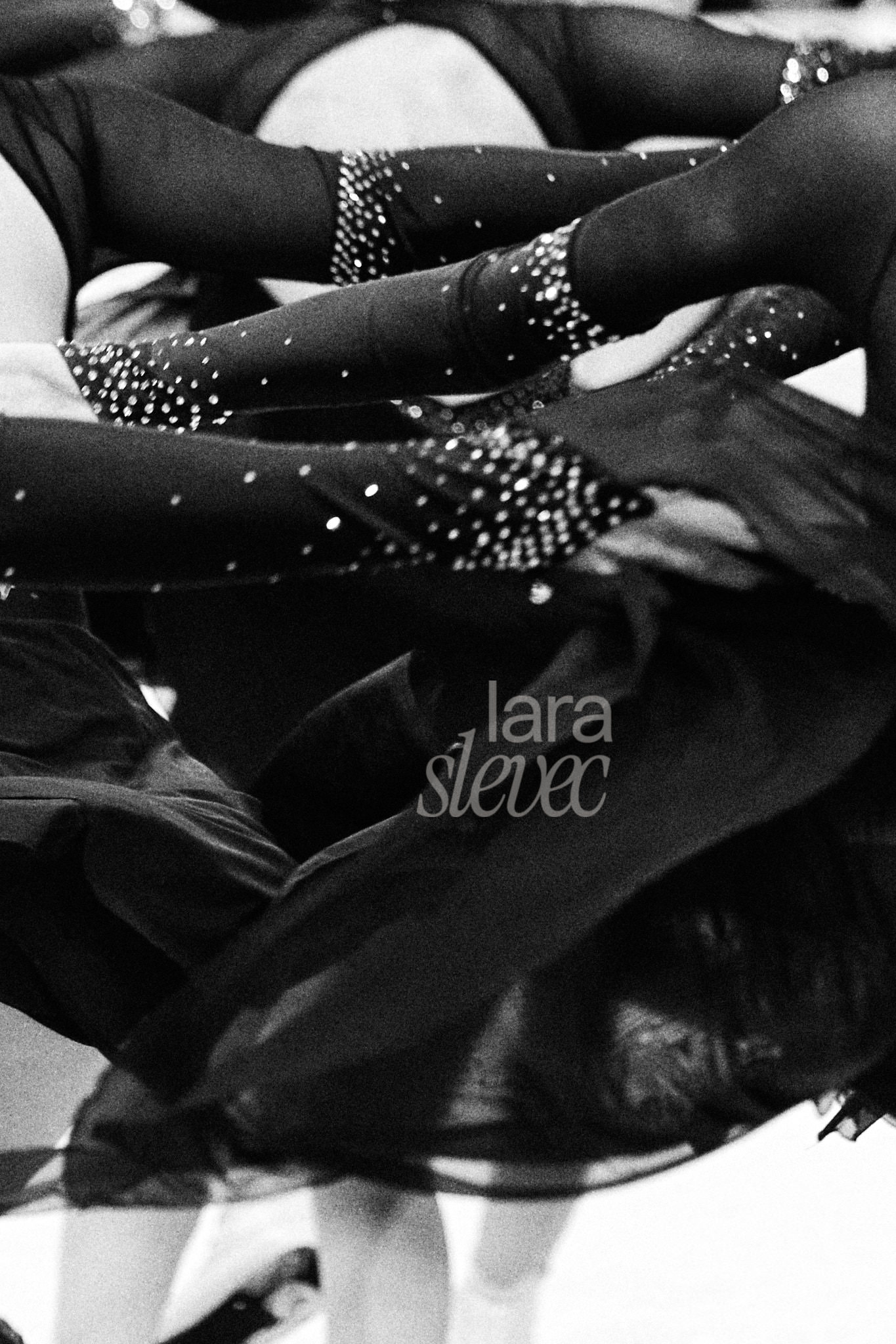 Kontrastreiche Schwarz-Weiß Aufnahme im Analog-Stil. Detailaufnahme von Synchroneiskunstläuferinnen, die dicht rückwärts laufen. Team Cool Dreams. ISU Synchronized Skating Championships 2026 in Salzburg. Fotografiert von Lara Slevec.
