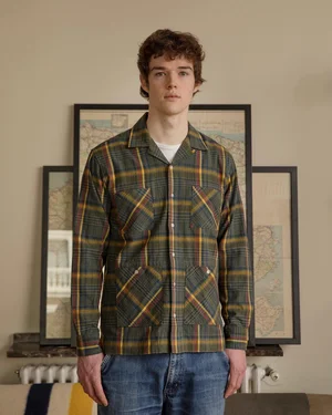 Dans le lookbook de la marque Danoise Another Aspect, le mannequin porte un costume gris et une chemise blanche