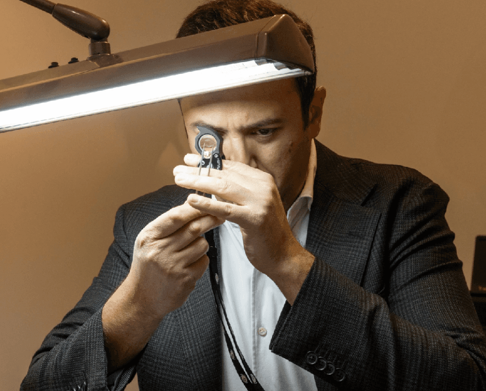 bague en or jaune  et saphir bleu 