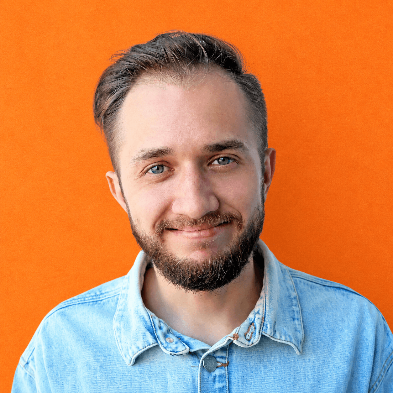 man wearing black shirt