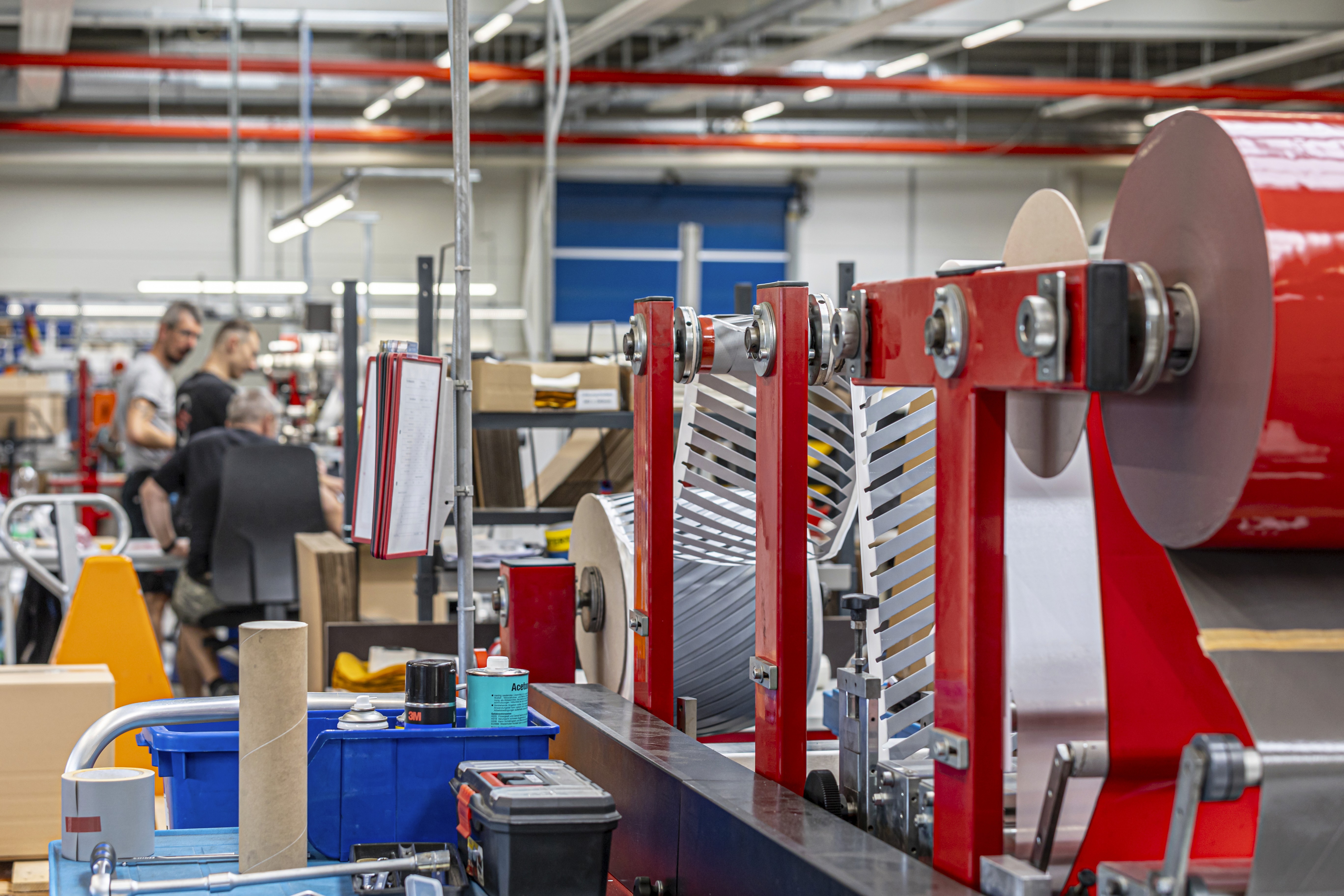 Industrielle Fertigung bei Winterhalder – Verarbeitung von Klebe- und Schaumstoffmaterialien an modernen Maschinen in der Produktionshalle