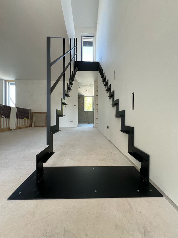 Schwarzes Treppengerüst in einem Haus.