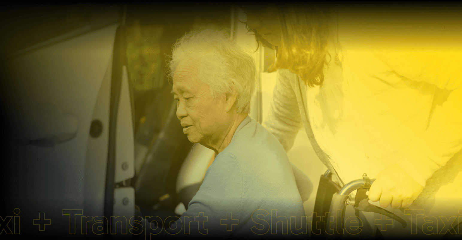 Eine ältere Dame wird in ein Taxi geholfen.