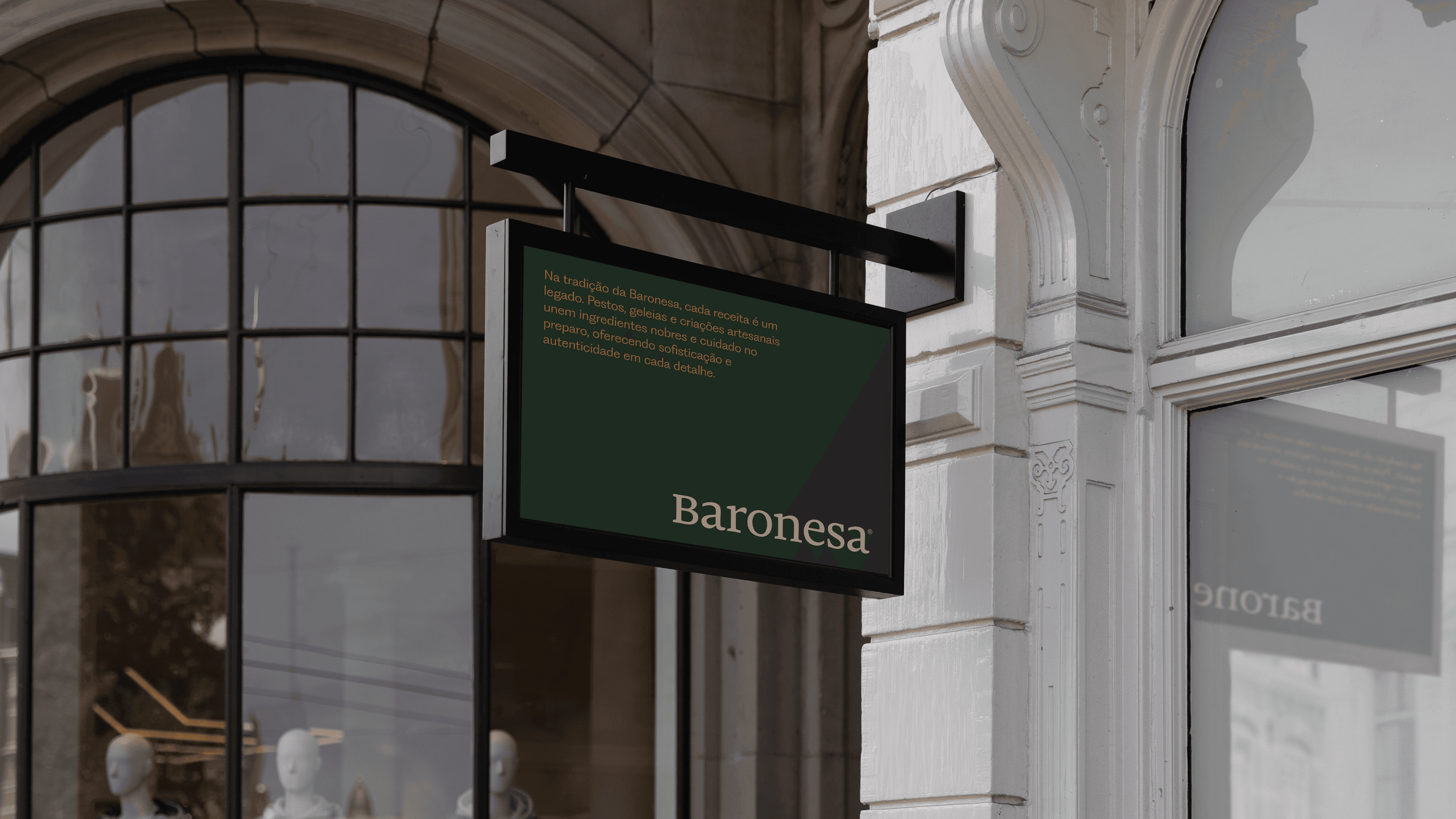 Placa de fachada da loja Baronesa com logotipo e mensagem sobre tradição e sofisticação artesanal.