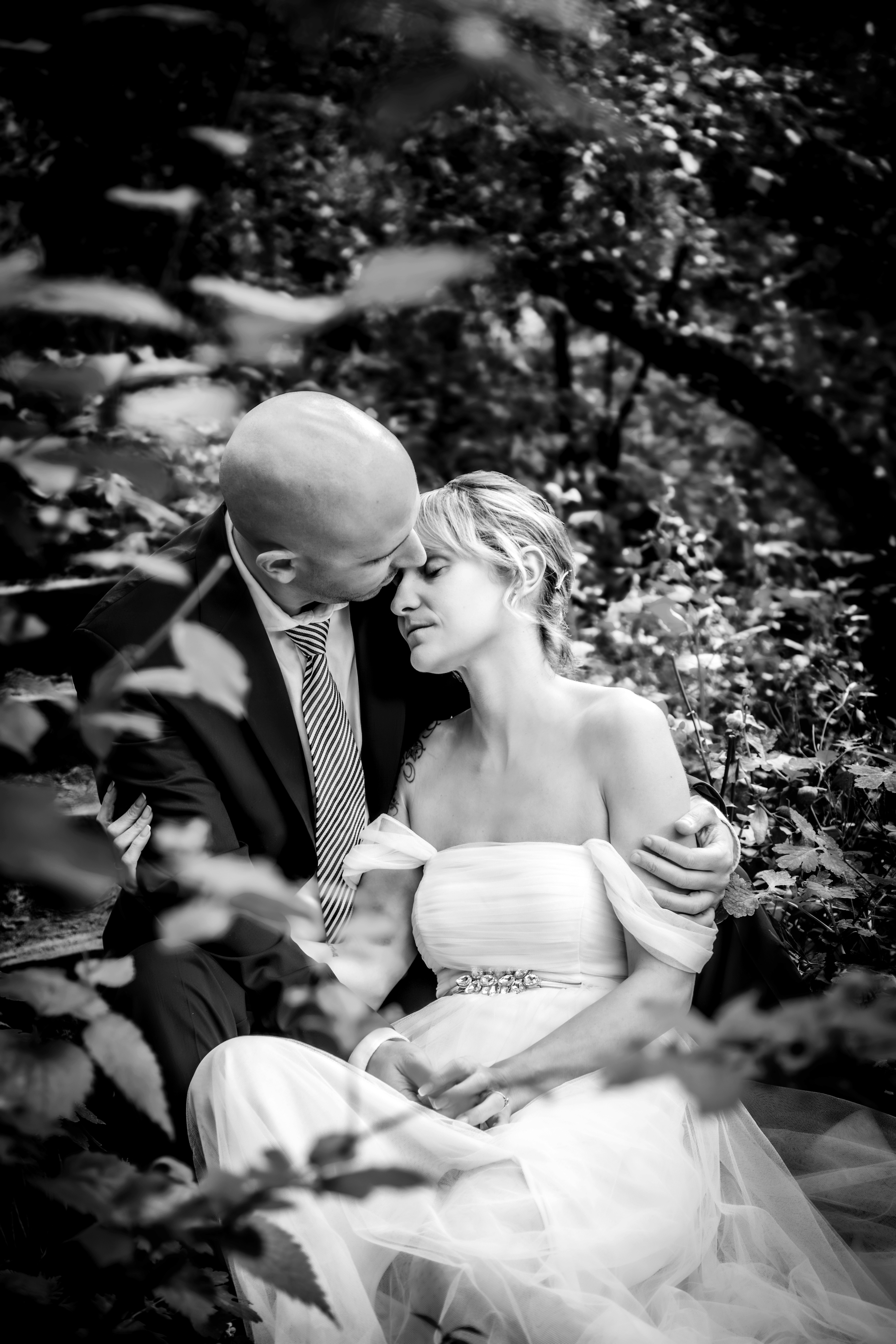 Sesión de boda en blanco y negro donde la pareja se esta abrazando