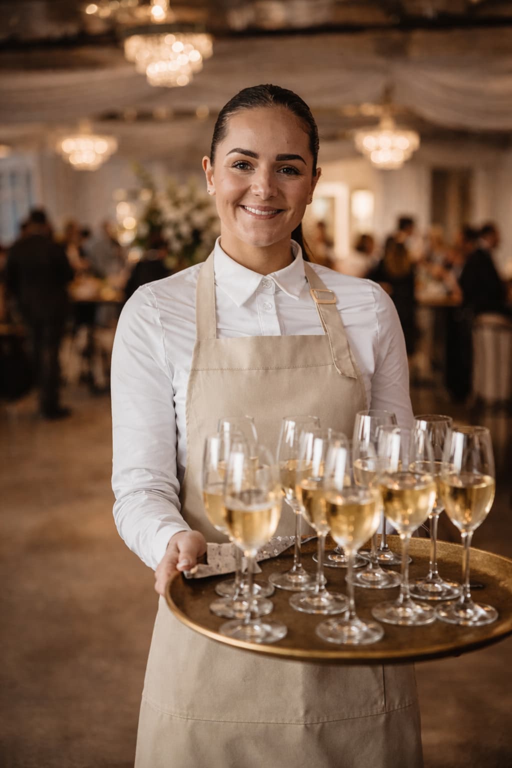 Bediening serveert champagne tijdens bedrijfsjubileum