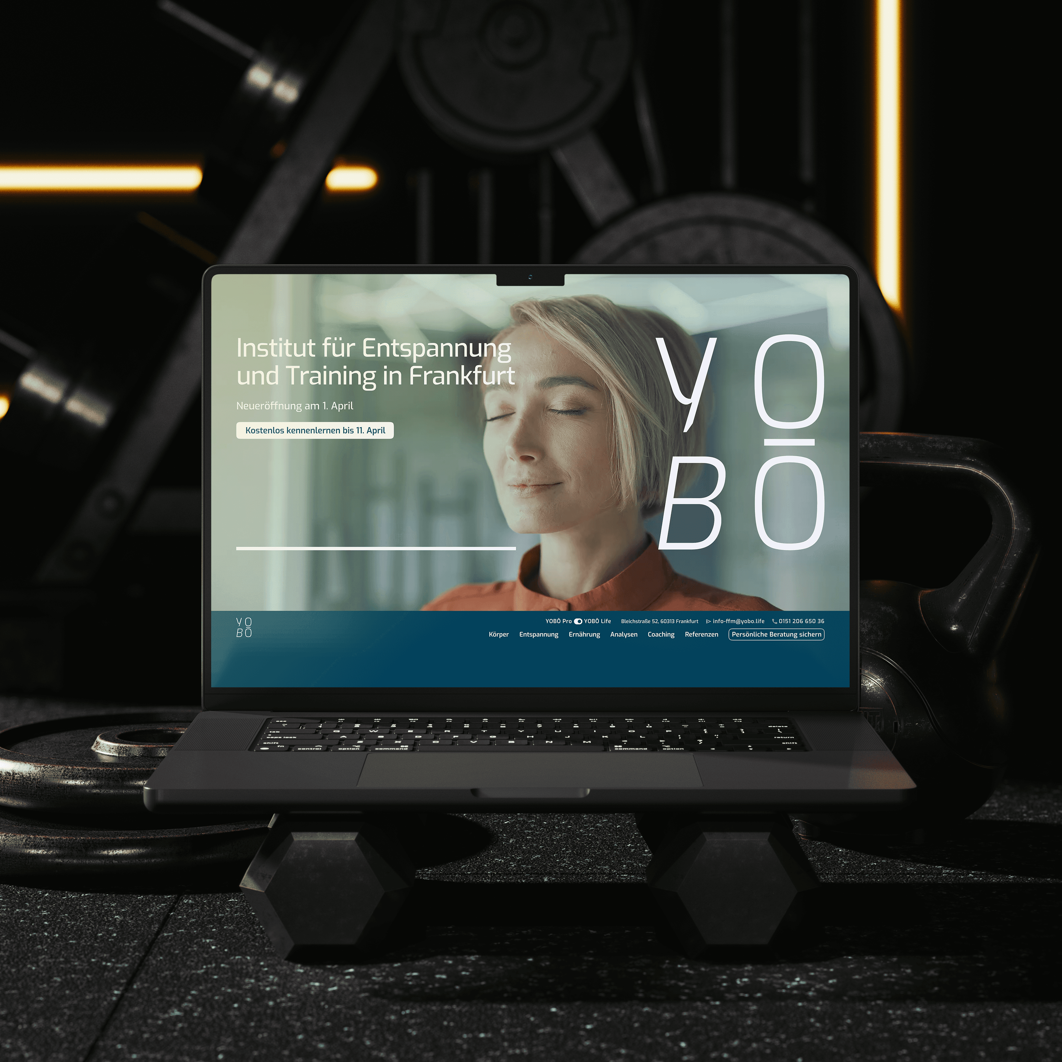 Ein Laptop, auf dem die YOBO-Website angezeigt wird. Der Laptop befindet sich in einer Fitnessumgebung.