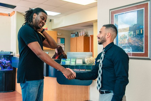 quiropraxista saludando a un hombre con dolor en una clínica de County Line