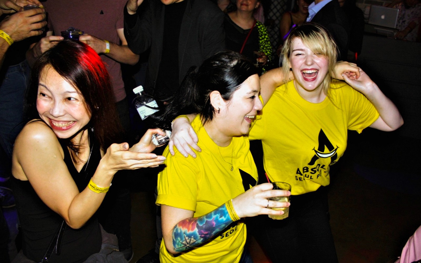 Grup care se bucură de un tur al puburilor din Busan cu băuturi și râsete.