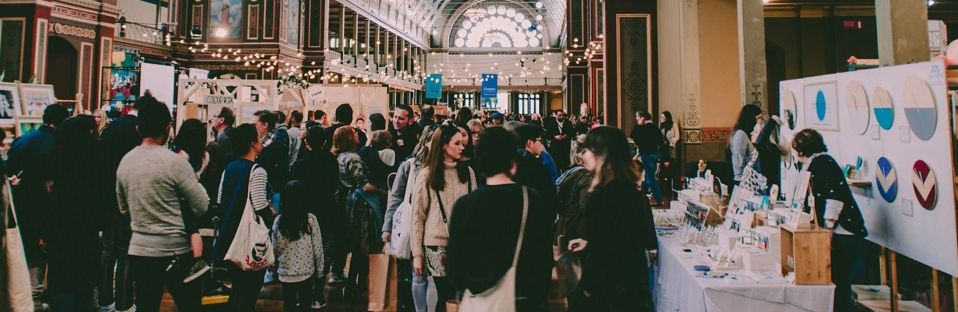 hôtesse d'accueil animation stand