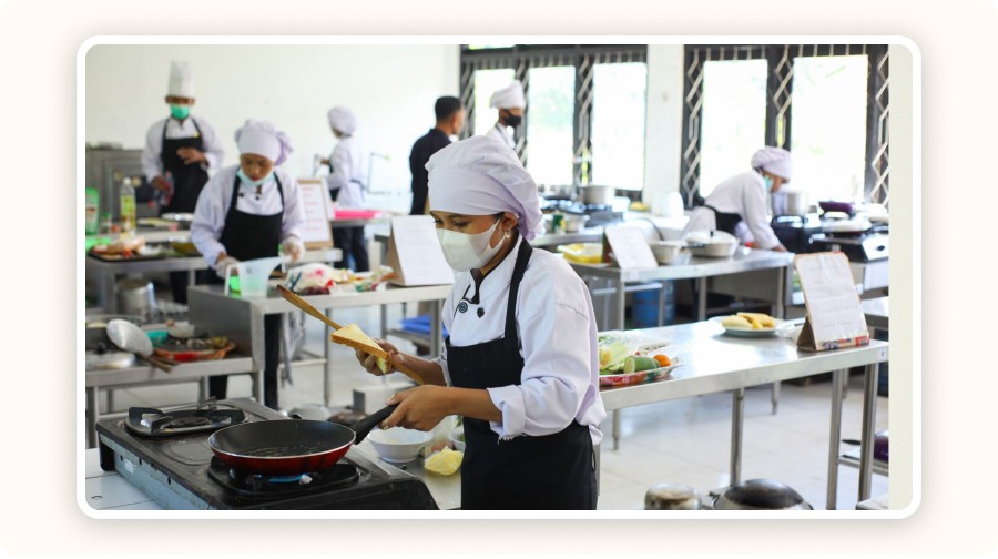 Professional kitchen staff&nbsp;