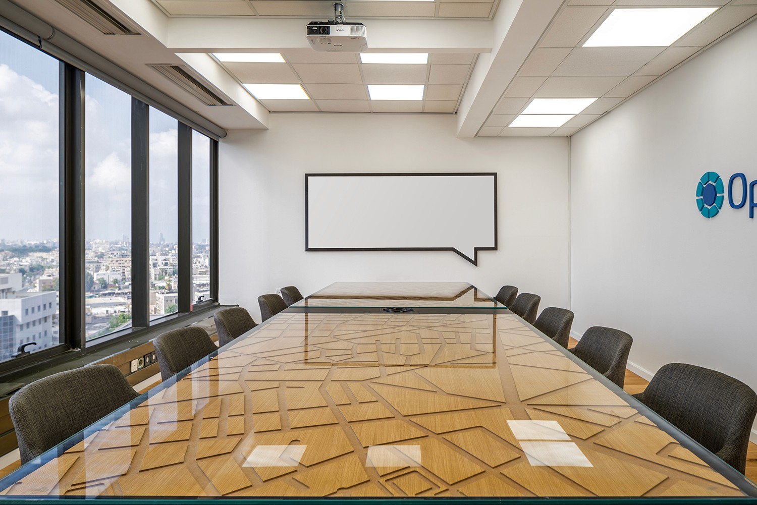 חדר ישיבות עם פתרון אקוסטי מתקדם – תקרת באפלים (Baffles) צבעונית ומחיצות זכוכית לבידוד רעשים