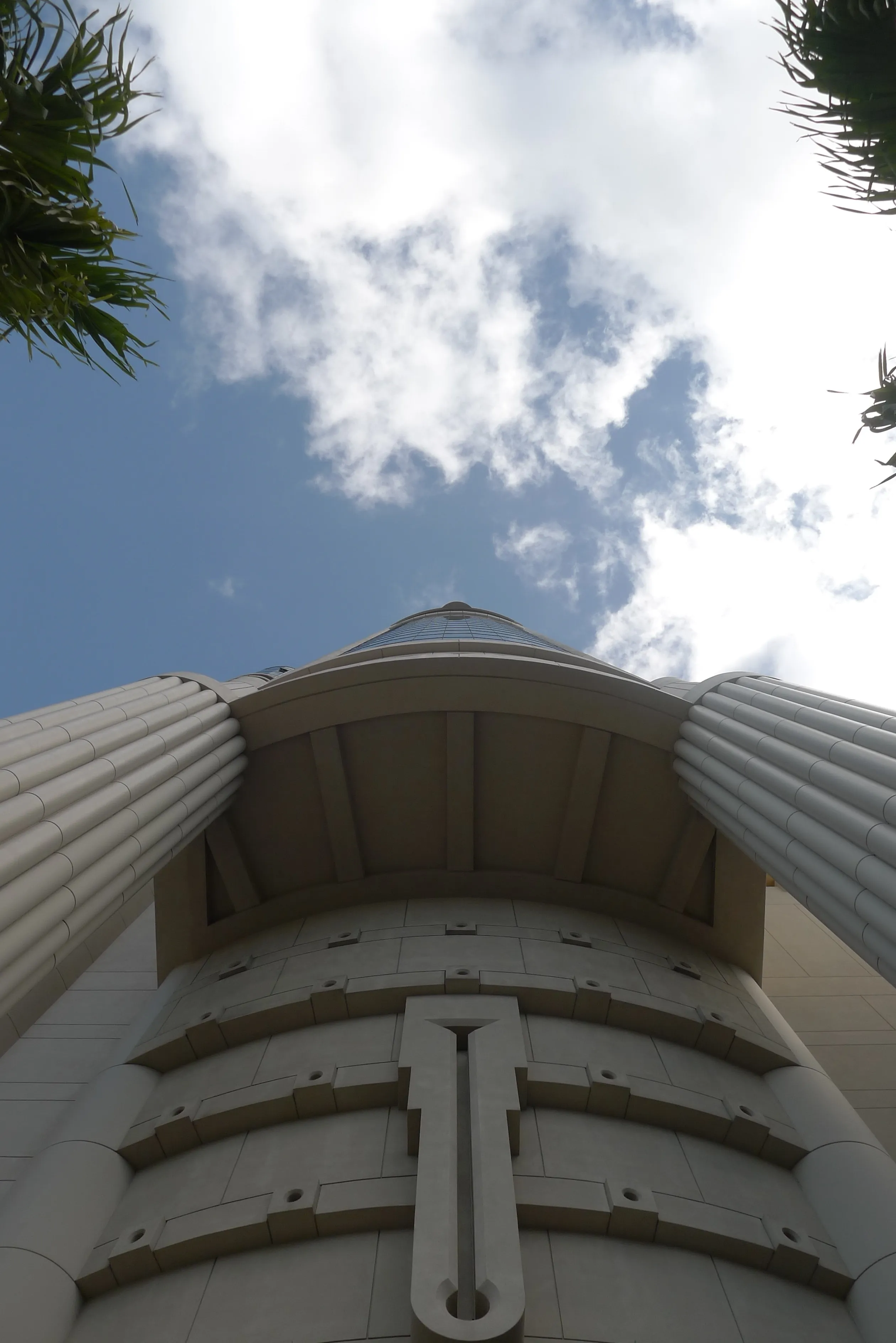 a picture of a cool building in chinatown