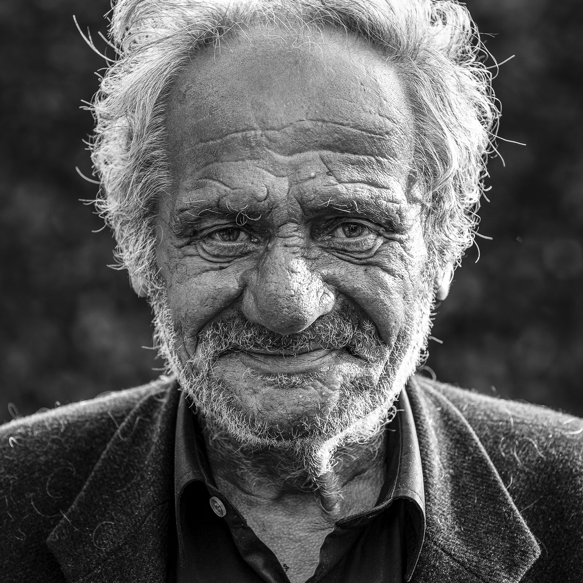 Frederic Bourcier, photographe documentaire, réalise des portraits d’un sans domicile fixe qui vient régulièrement lui rendre visite à son atelier. A travers ces photos, on peut voir les saisons , son humeur et surtout son état de fatigue.