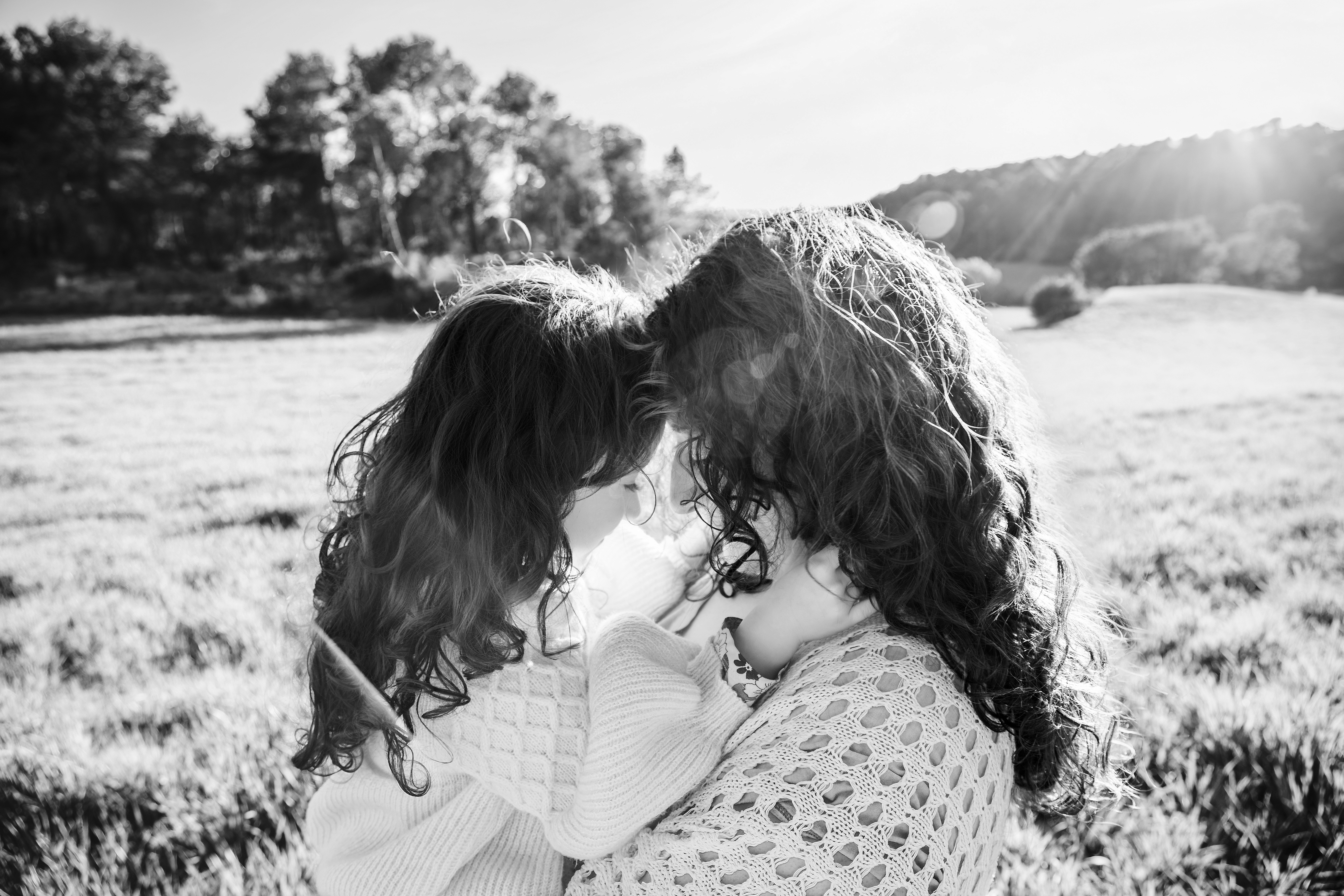 Diana con su hija abrazadas