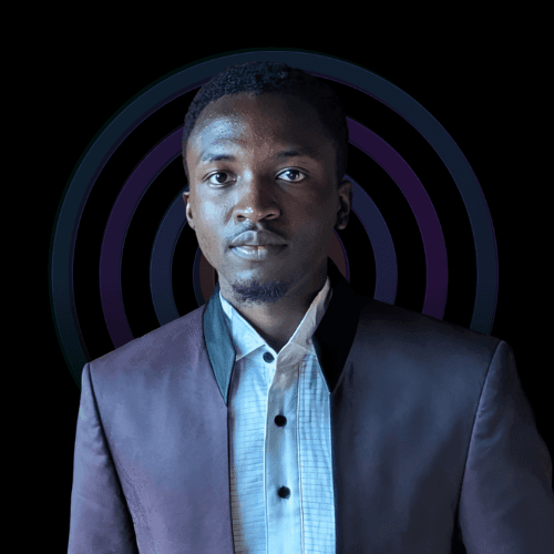 Porträt eines jungen Mannes mit kurzem Haar, der in einem eleganten bordeauxfarbenen Anzug vor einem schwarzen Hintergrund mit konzentrischen Kreisformen steht und direkt in die Kamera blickt